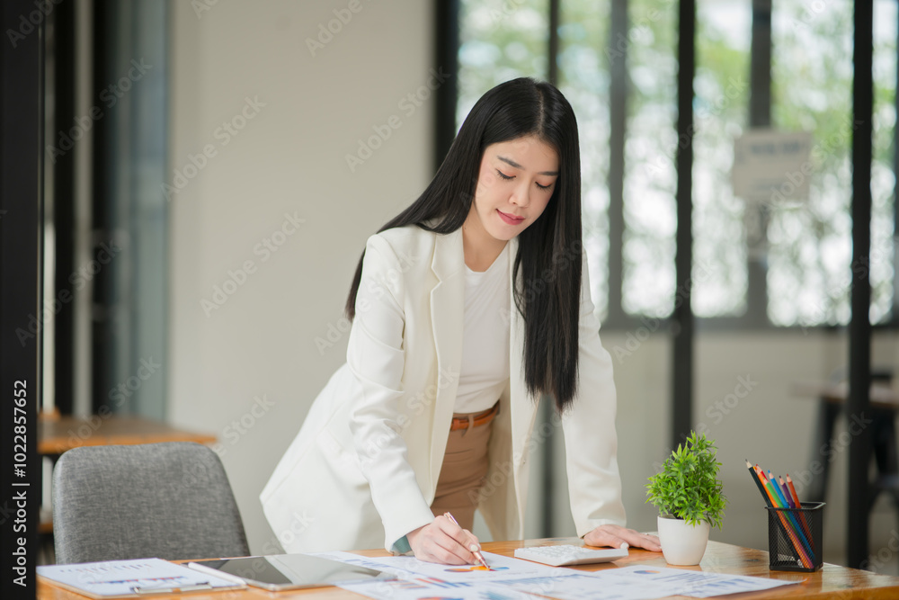 Asian business woman Working on paperwork at the office
Asian business woman Working on paperwork at the office