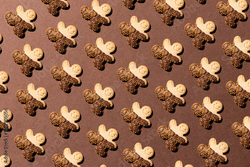 Obraz na płótnie Pattern of gingerbread cookies dipped in chocolate on brown background w salonie