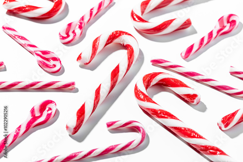 Obraz na płótnie Top view of assorted red and white candy canes on white background w salonie