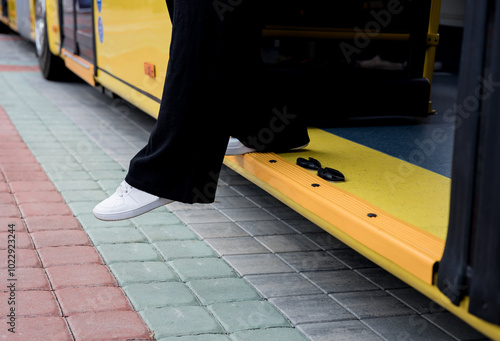 Tableau sur toile Woman gets off bus