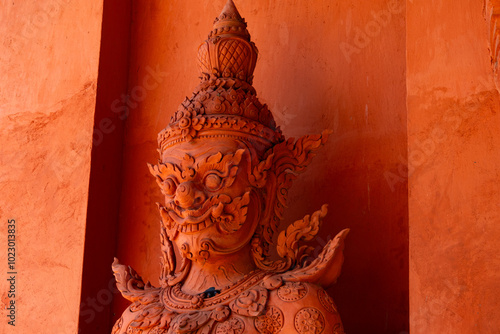 Demone buddista rosso terracotta thailandia photo