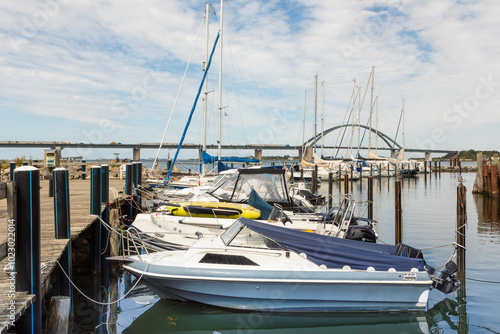 Hafen für Sportboote in Grossenbroderfähre mit Blick auf die Fehmarnsundbrücke