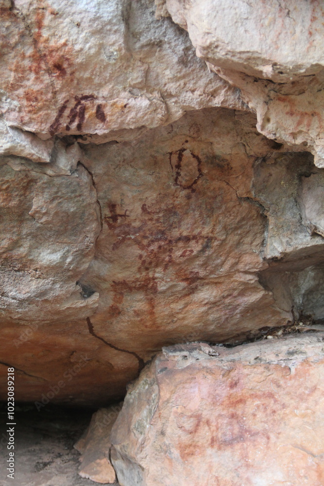 sítio arqueollógico com pinturas rupestres em alcinópolis, mato grosso sítio arqueollógico com pinturas rupestres em alcinópolis, mato grosso