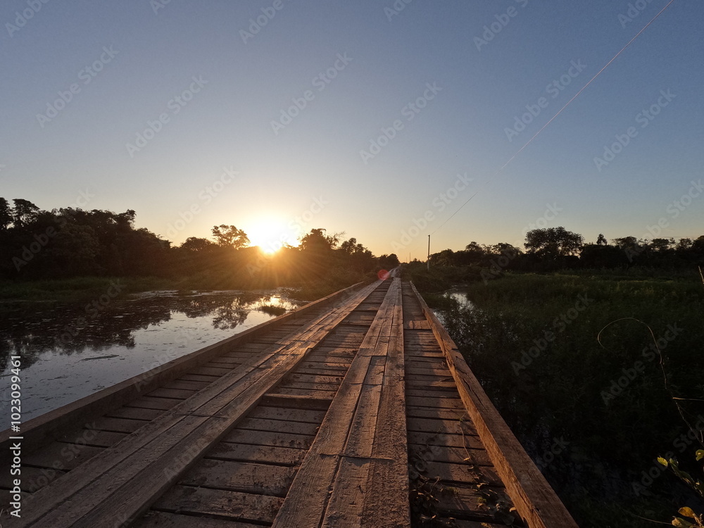 Obraz premium ponte de madeira na rodovia transpantaneira fotografada no por do sol 