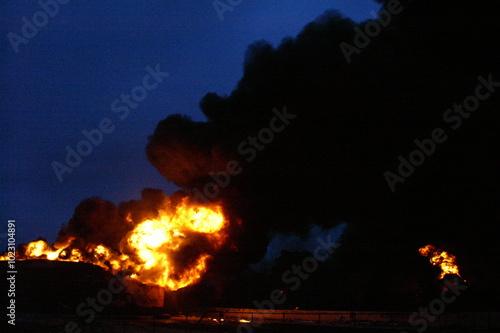 Buncefield oil storage facility fire 2005, Hertfordshire Oil Storage Terminal explosion photo