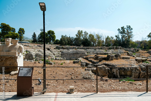 Il parco archeologico di Siracusa comprende la parte settentrionale del quartiere della Neapolis, uno dei cinque che componevano Siracusa in età greca e romana, in cui si trovano i monumenti più famos