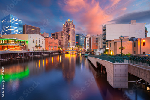 Obraz na płótnie Milwaukee, Wisconsin, USA. Cityscape image of downtown Milwaukee, Wisconsin, USA with reflection of the skyline in Milwaukee River at summer sunset. w salonie