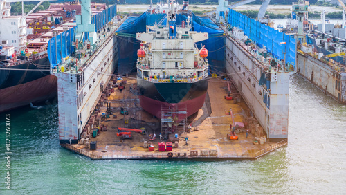 Foto Oil tanker ship at dry dock concept maintenance service