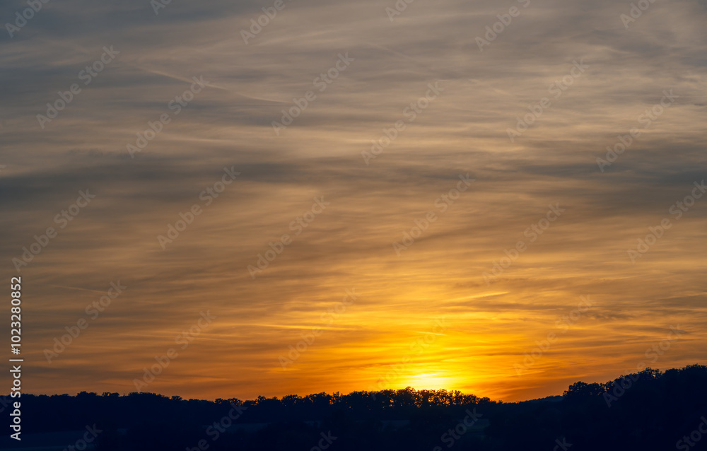 Abendliches Staunen über den schönen Sonnenhimmel am Waldrand Abendliches Staunen über den schönen Sonnenhimmel am Waldrand
