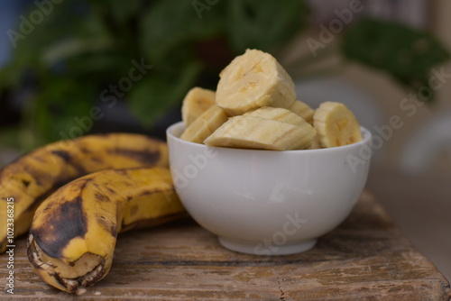 A banana é excelente fonte de carboidratos e fibras, além de possuir muito potássio, um importante aliado na prevenção das incômodas cãibras. photo