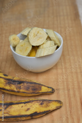 A banana é excelente fonte de carboidratos e fibras, além de possuir muito potássio, um importante aliado na prevenção das incômodas cãibras. photo