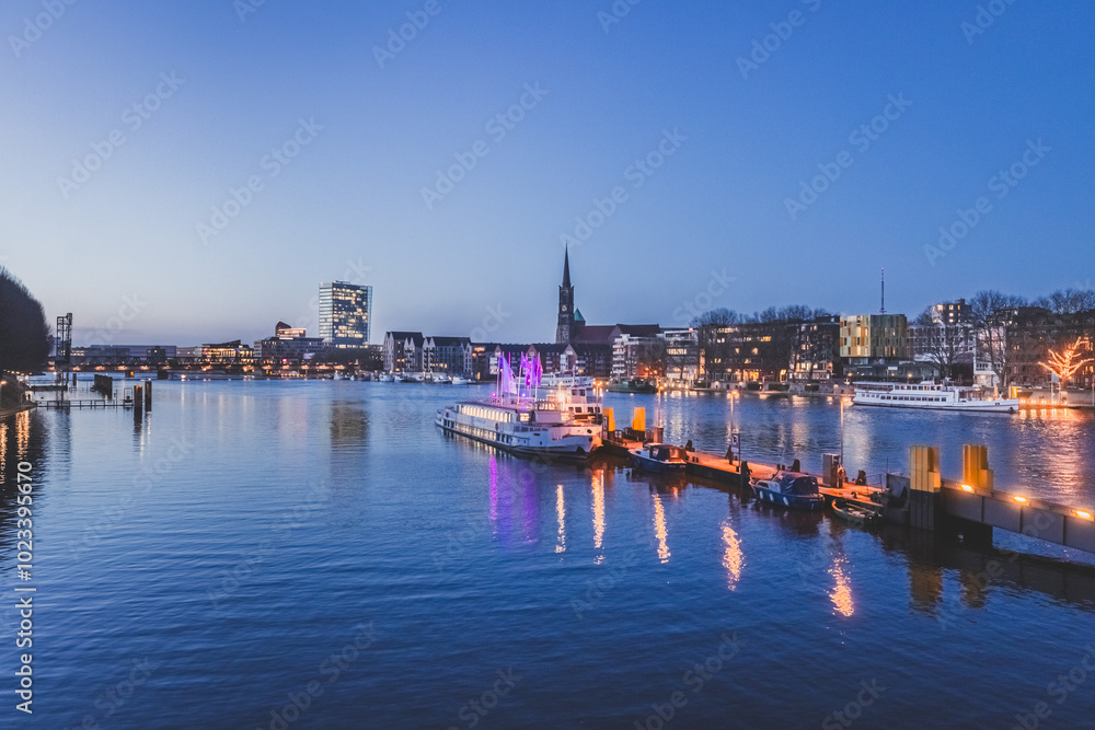 Fototapeta premium Blick auf Schiffsanleger und Stephaniviertel in Bremen