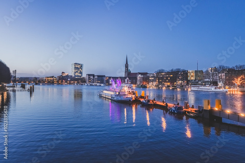 Blick auf Schiffsanleger und Stephaniviertel in Bremen