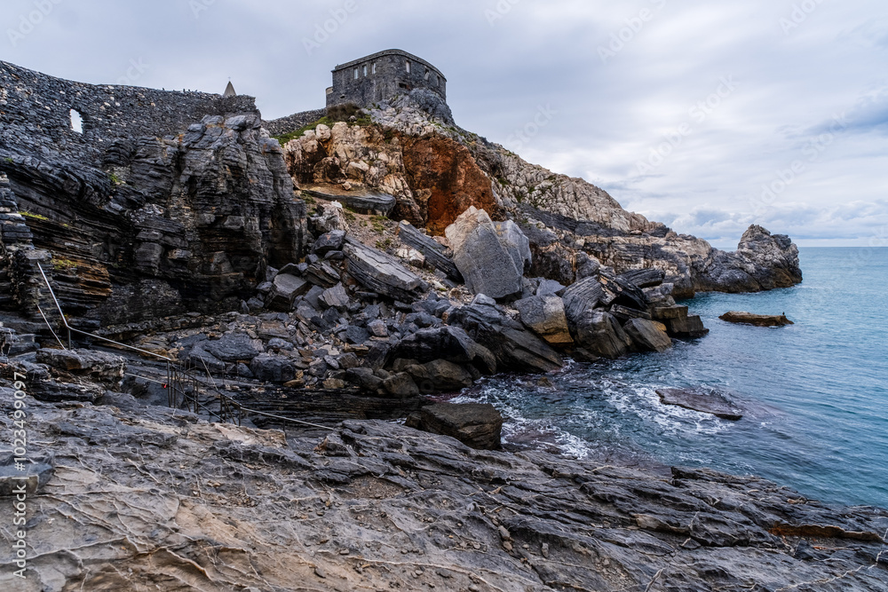 Naklejka premium Eindrückliche Felsformationen, Wälder und raues Meer mit wunderschönen schwarzen und goldenen Felsen