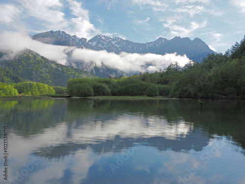 Wallpaper Mural 上高地 初夏の早朝の大正池と穂高連峰 Torontodigital.ca