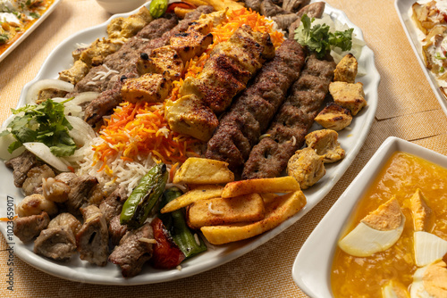 Traditionelle Afghanische GErichte auf einem Tisch in einem restaurant 