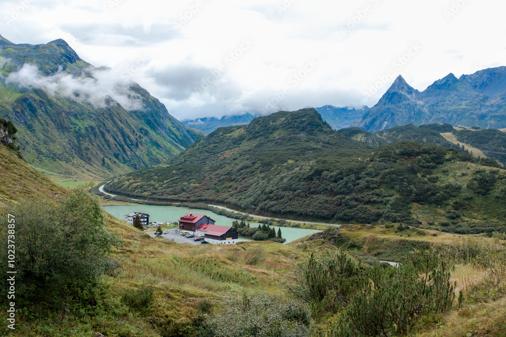 Ausblick über Gasthof Zeinisjoch mit See und Bergen im Hintergrund 