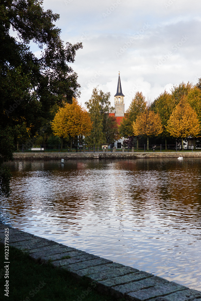 Obraz premium Blick auf den Ilsenburger Forellenteich im Herbst, Harz