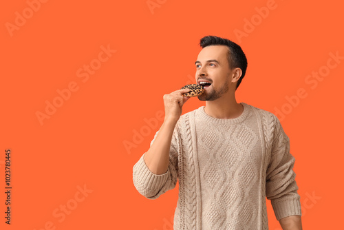 Handsome man eating tasty c...