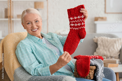 Mature woman with knitted s...