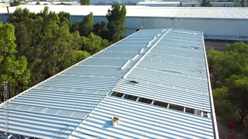 Vista aerea de un techo de lamina de una bodega de almacenamiento industrial 