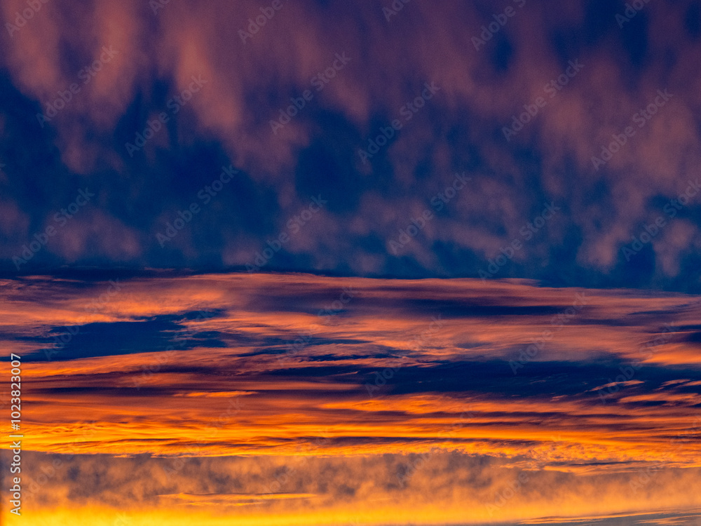 Fototapeta premium Rötlich gefärbter Wolkenhimmel nach Sonnenuntergang
