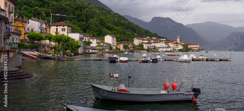 Obraz na płótnie Scenic Lake Como Village With Boats And Hillside w salonie