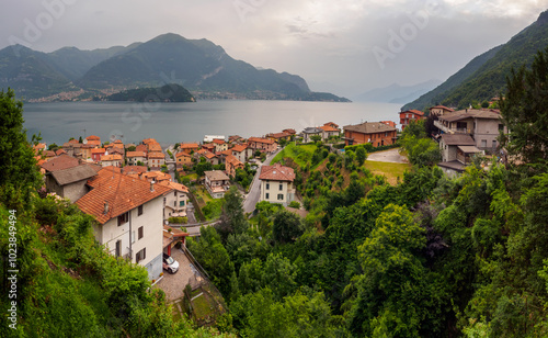 Obraz na płótnie Charming Lake Como Village Overlooking Serene Waters and Green Hills w salonie