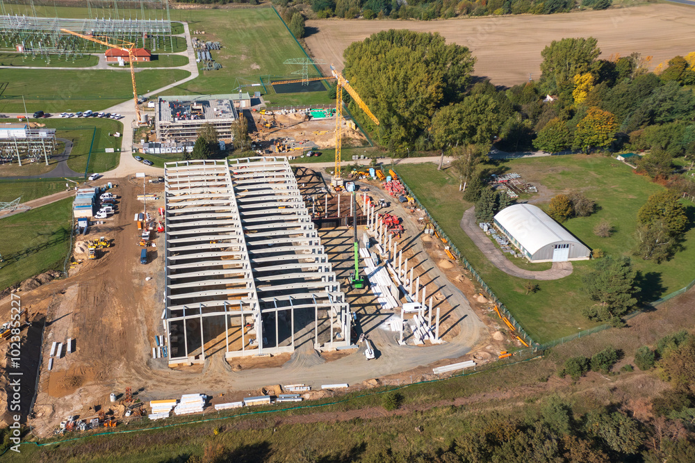 Luftbild von einer Baustelle wo eine neue Halle gebaut wird