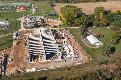 Obraz na płótnie Luftbild von einer Baustelle wo eine neue Halle gebaut wird w salonie