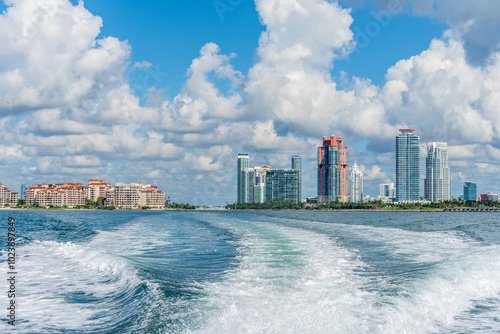 Desde el Mar mirando south pointe en miami photo