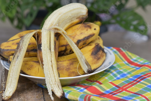 a banana é excelente fonte de carboidratos e fibras, além de possuir muito potássio, um importante aliado na prevenção das incômodas cãibras. photo