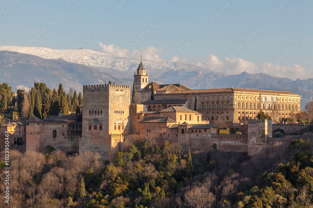 Alhambra vor der schneebedeckten Sierra-Nevada, Granada Alhambra vor der schneebedeckten Sierra-Nevada, Granada