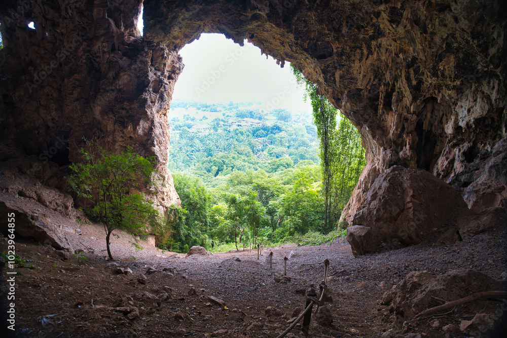 Obraz premium ボー洞窟 ペッチャブリー Tham Bo (Khao E-Bid) - echo cave ถ้ำโบ้ (เขาอีบิด) เพชรบุรี