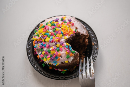 un pastel redondo de chocolate incompleto, cubierto de estrellitas de azúcar hecho en casa photo