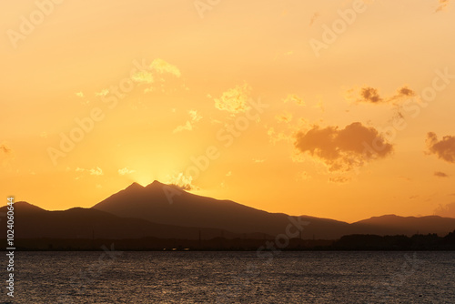 霞ヶ浦から望む夕焼け空と筑波山のシルエット