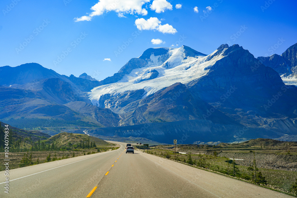 Naklejka premium Road trip on the Icefields Parkway between Banff and Jasper passing by Mount Athabasca in Alberta, Canada