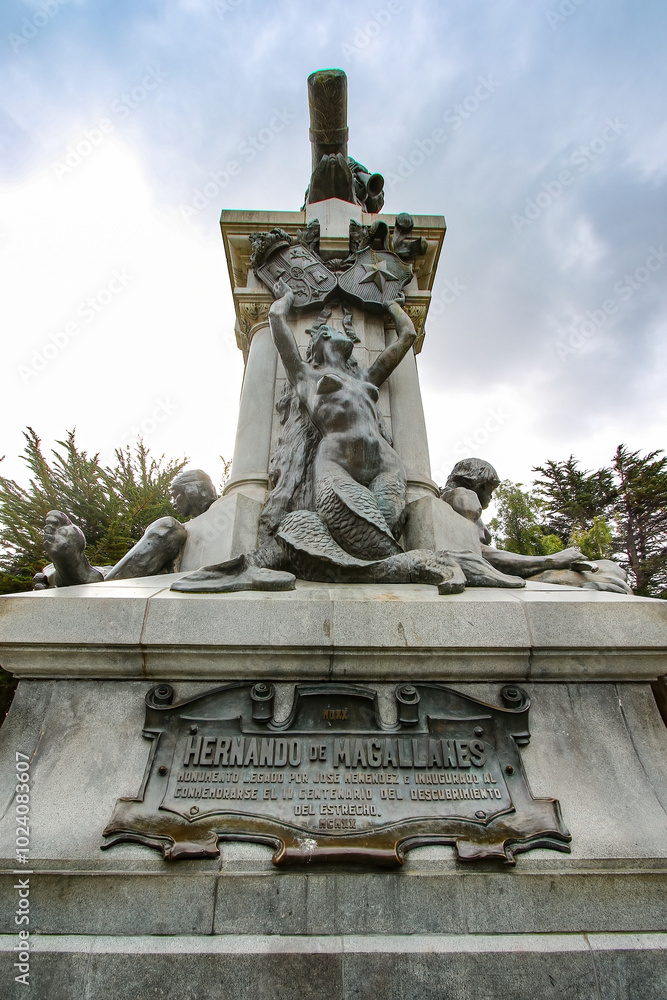 Obraz premium Statue of Fernando Magellan at the center of MuÃ±oz Gamero Square (Plaza de Armas) in downtown Punta Arenas, the southernmost city of Chile, South America
