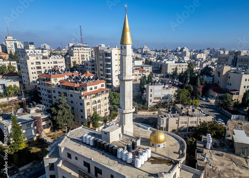 Φωτογραφία Gold-clad minaret at a mosque in downtown Ramallah, the capital of the Palestini