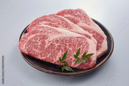 ステーキ用にカットされた生の霜降りリブロース