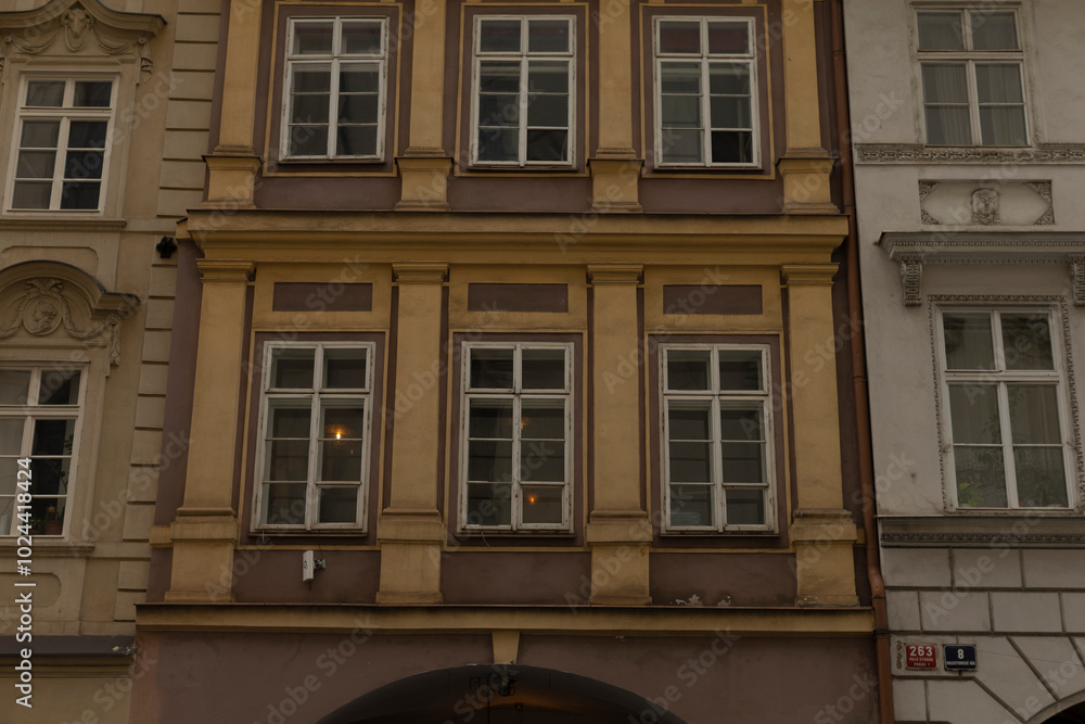 Obraz premium There is a building that features a prominent sign displaying the letter a clearly visible on its exterior facade