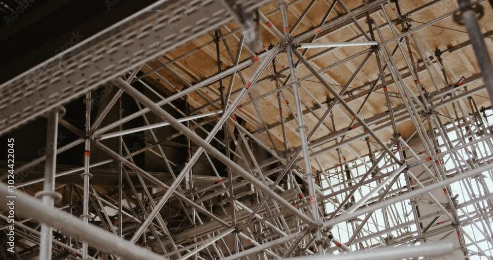 Gerüst auf Baustelle mit Fahrt nach oben