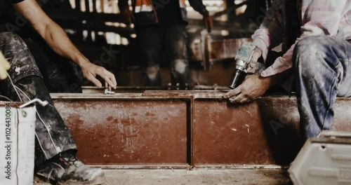 Wallpaper Mural Bauarbeiter verschraubt Stahlträger auf Baustelle Torontodigital.ca