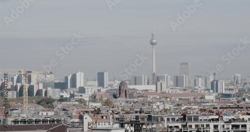 Berliner Skyline mit Fernsehturm photo