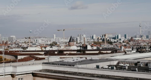 Berliner Skyline mit Fernsehturm photo