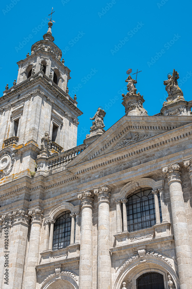Obraz premium Perspectiva de campanario y fachada principal de estilo neoclásico en la catedral de Lugo, España