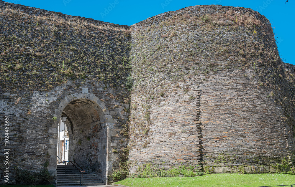 Fototapeta premium Muralla romana de Lugo del siglo III con la llamada puerta Falsa, España