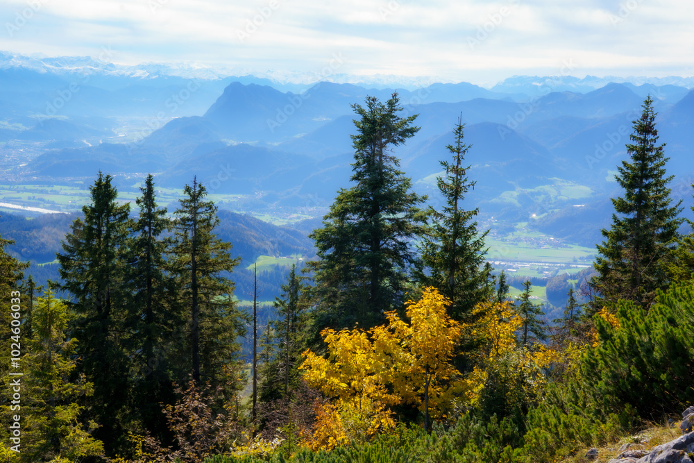 Obraz premium Breathtaking views in classic autumn light into the Inn Valley and the Bavarian foothills in autumn from Spitzstein, a popular hiking mountain (Bavarian-Tyrolean border)