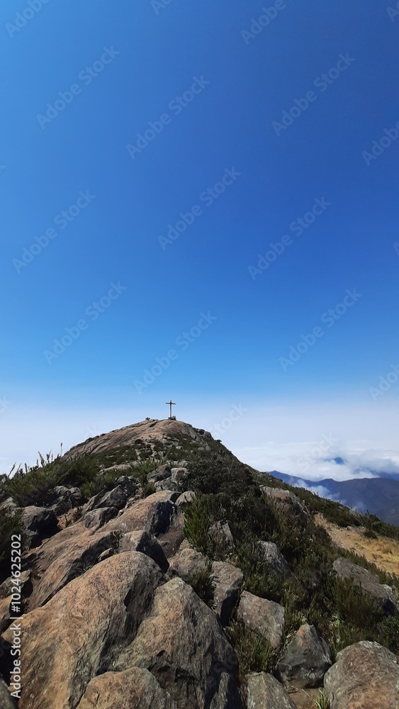 vista a partir do pico da bandeira, na divisa de minas gerais e espírito santo, com montanhas e mar de nuvens ao fundo vista a partir do pico da bandeira, na divisa de minas gerais e espírito santo, com montanhas e mar de nuvens ao fundo