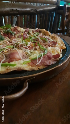 pizza cortada em fatias sobre pedra